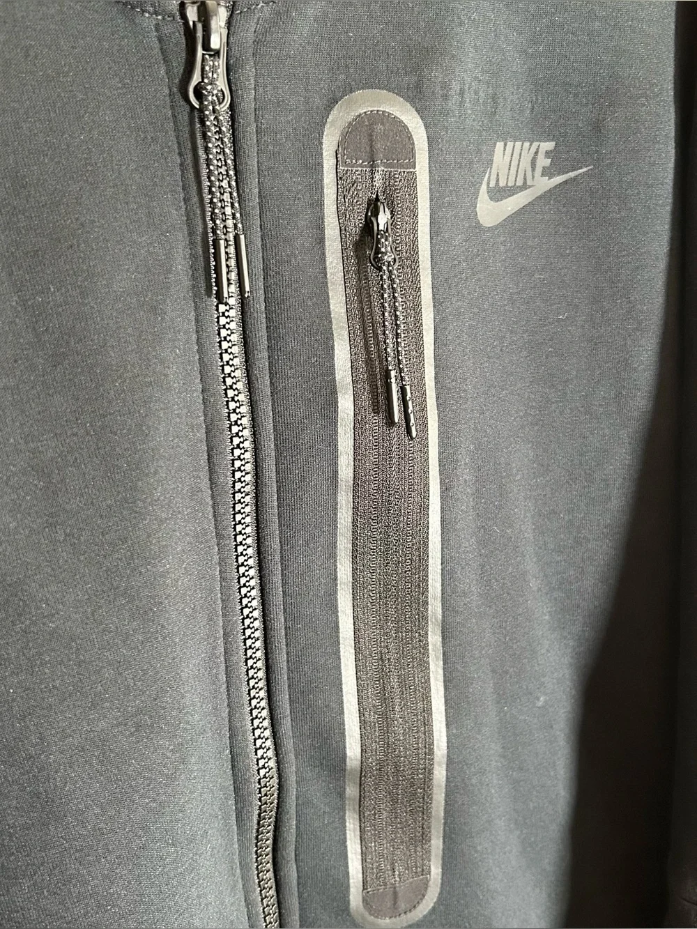 Nike Sportswear Tech Fleece Full Zip Bomber Jacket Black Men’s Large FB8008-010 - Picture 4 of 7